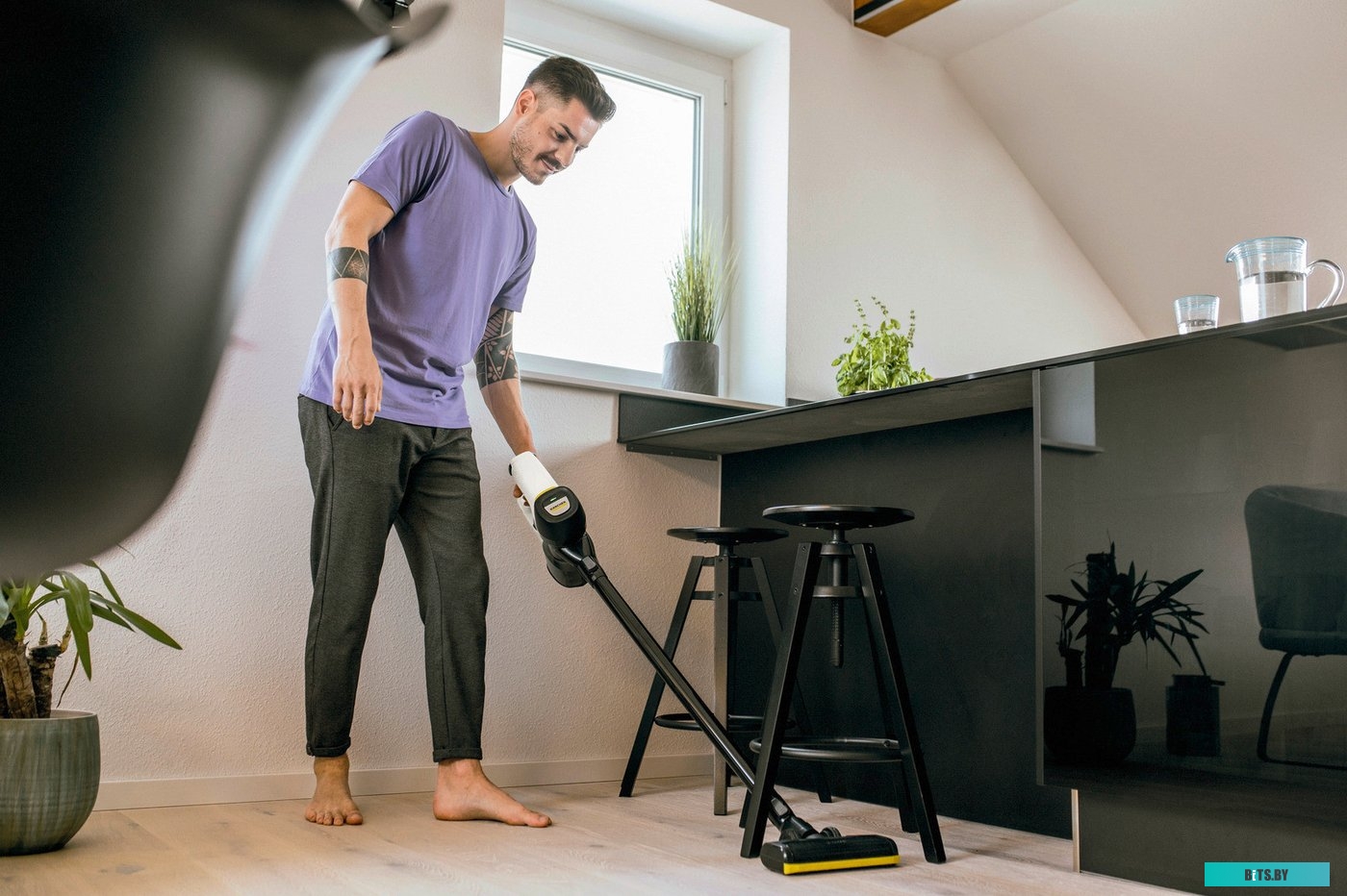 1.198-630.0 Ручной пылесос Karcher VC 4 Cordless myHome, 140Вт, белый [1.198-630.0]