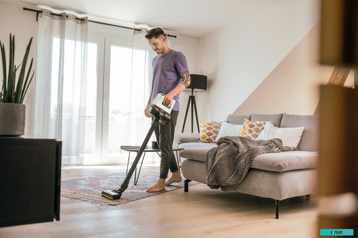 1.198-630.0 Ручной пылесос Karcher VC 4 Cordless myHome, 140Вт, белый [1.198-630.0]