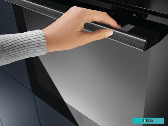 EOF5C50BZ Встраиваемая электрическая духовка ELECTROLUX/ Духовой шкаф SurroundCook, основной цвет - черный, утапливаемые переключатели, таймер отключе