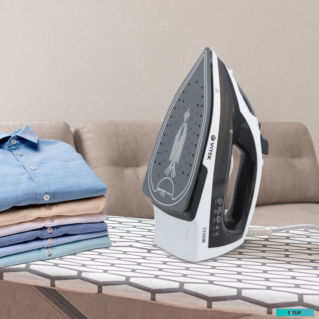 VT-8338 Утюг Vitek 8338-VT-01,  2200Вт,  черный/белый [vt-8338]
