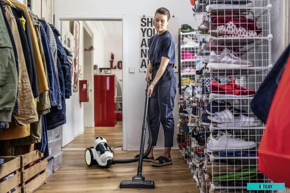 1.198-059.0 Пылесос Karcher VC 3 Floor 700Вт белый/черный