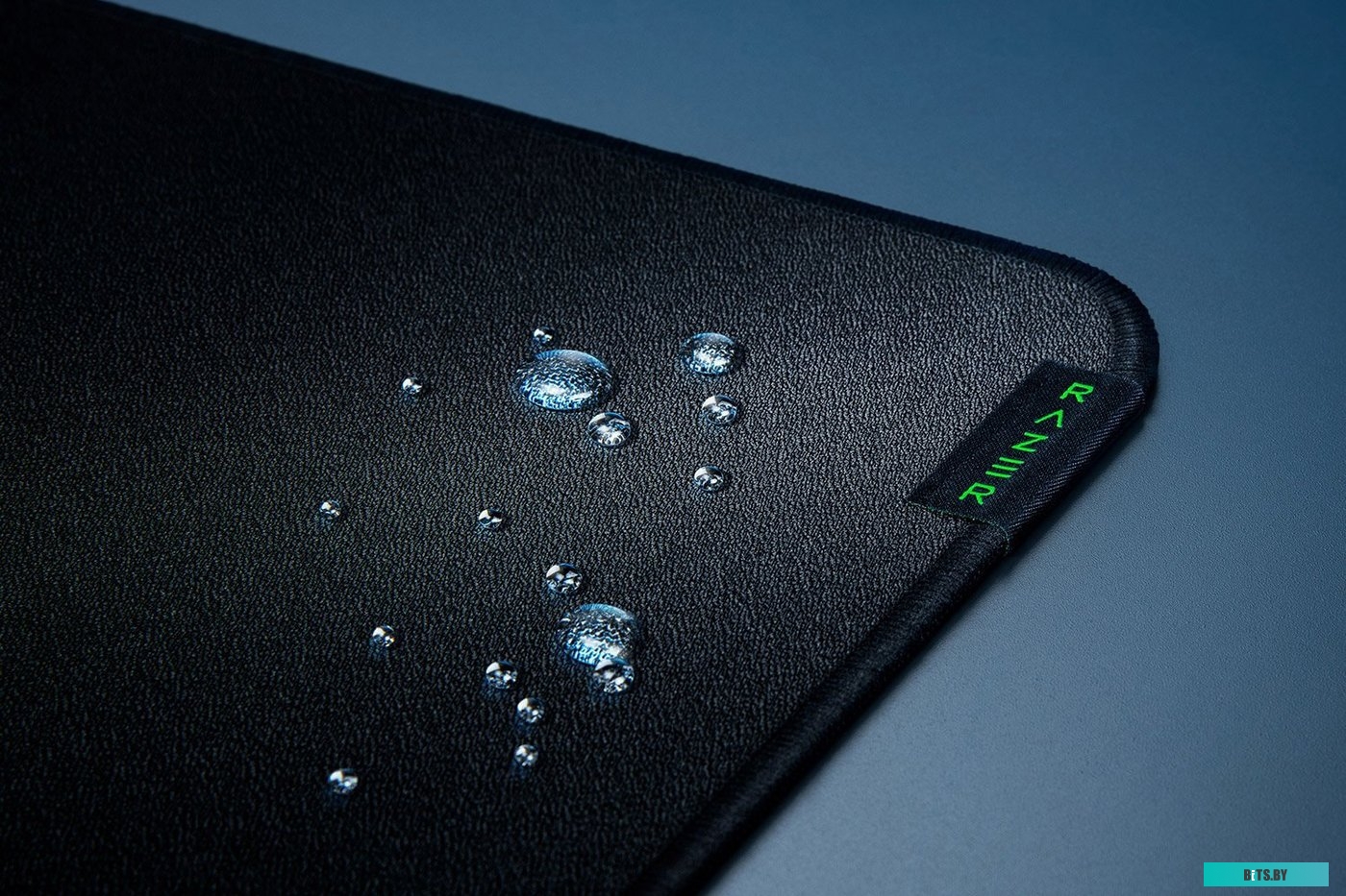 Коврик Razer Strider Large <RZ02-03810200-R3M1>