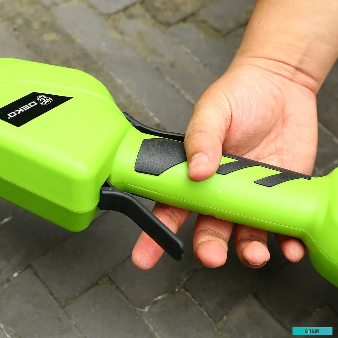 063-4230 Триммер электрический DEKO DKTR40,  аккумуляторный,  40В,  2Ач,  с ЗУ [063-4230]