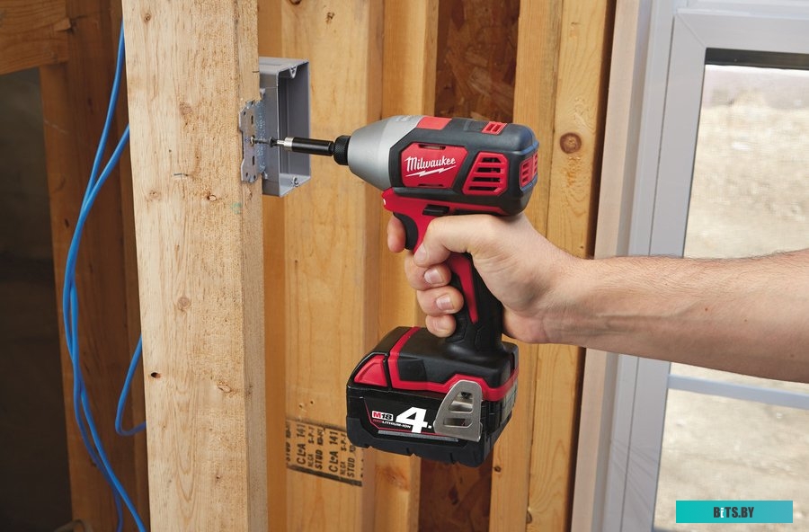 Milwaukee M18 BID-402C 4933443580 (с 2-мя АКБ, кейс)