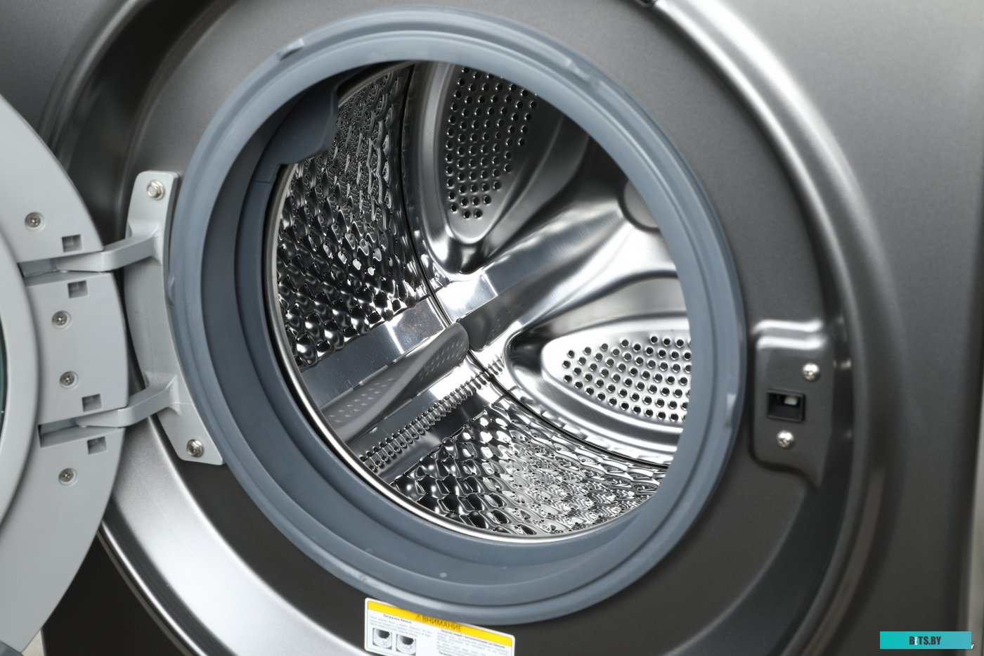 WFE8408 DARK GRAY Стиральная машина Hyundai WFE8408 Dark Gray класс: A+++ загр.фронтальная макс.:8кг черный