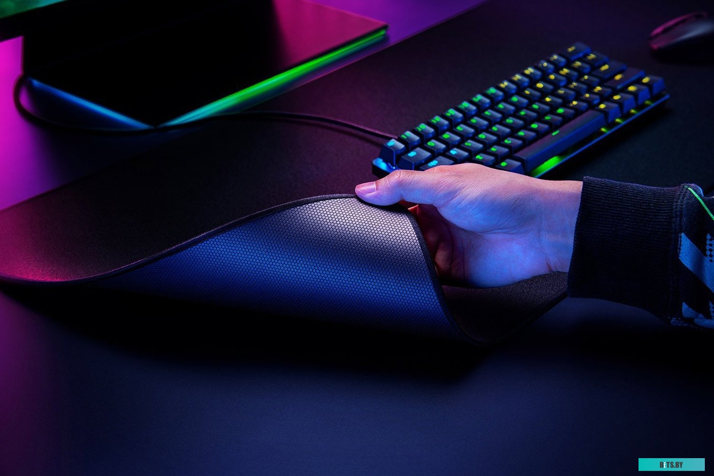 Коврик Razer Strider XXL <RZ02-03810100-R3M1>