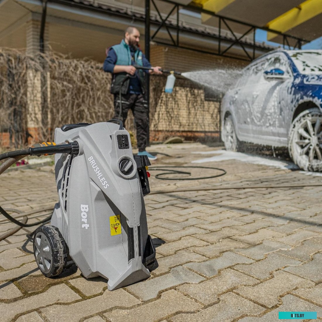 Источник бесперебойного питания SVC 3000ВА/1800Вт, Вых.разъёмы: 4 розетки Schuko, LCD-дисплей, Напольный V-3000-R-LCD