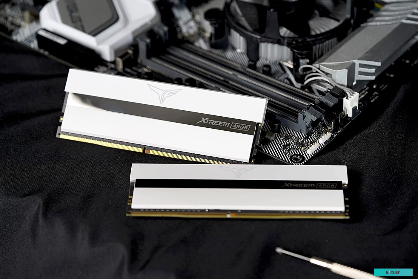 Модуль памяти Team Xtreem ARGB 2x16ГБ DDR4 3600 МГц TF13D432G3600HC18JDC01