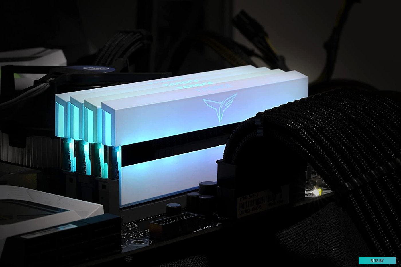 Модуль памяти Team Xtreem ARGB 2x16ГБ DDR4 3600 МГц TF13D432G3600HC18JDC01
